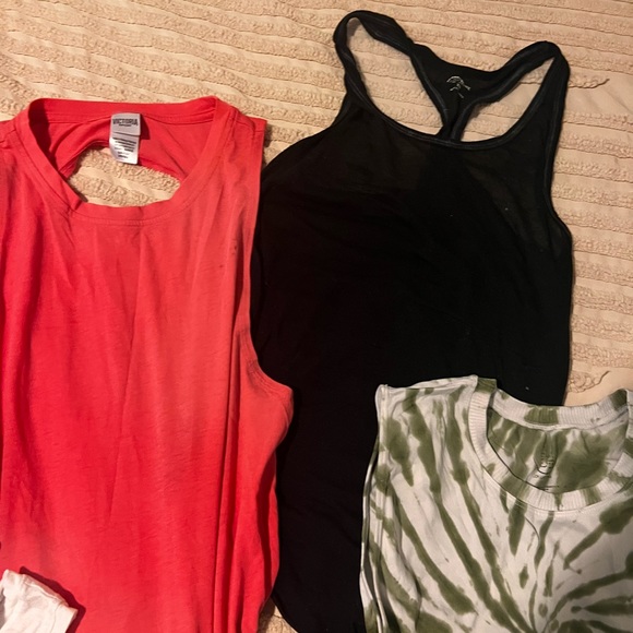 Workout Tank Bundle (12 Pieces) - Picture 4 of 9